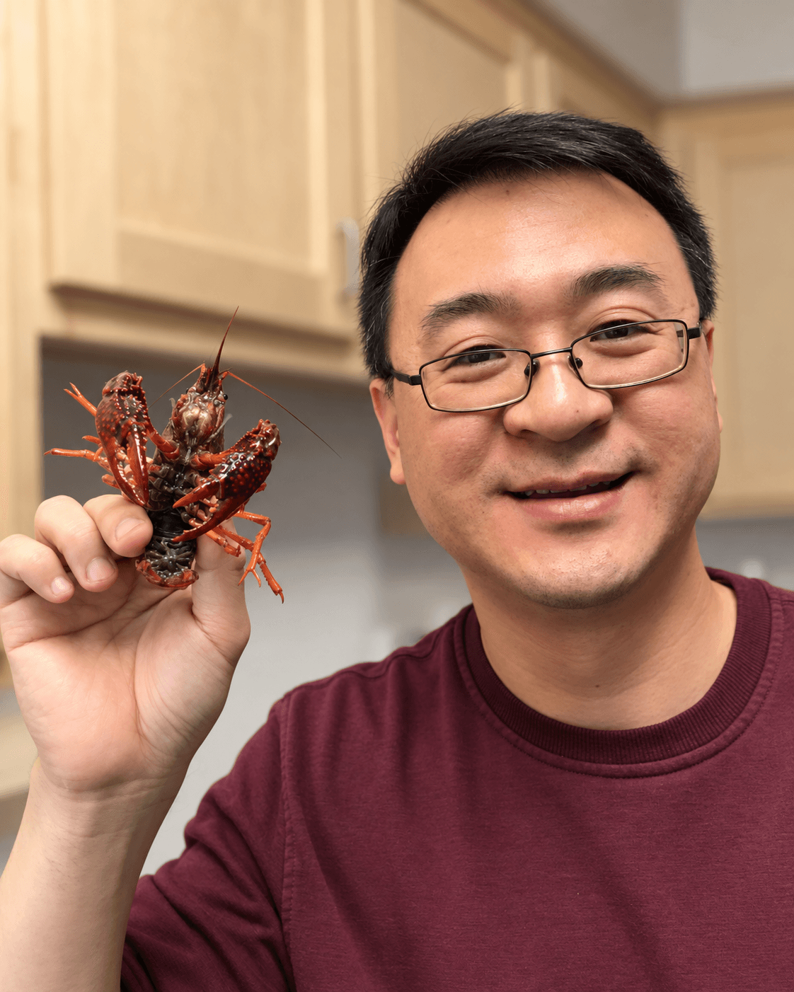 酒哥在家里举着一只小龙虾